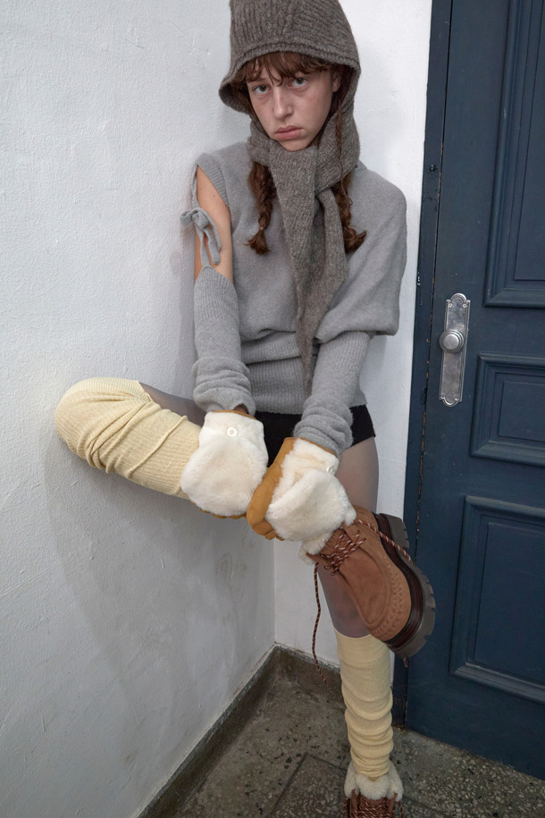 Furridge 아웃도어 앵클 부츠(브라운)는 여성용 앵클 부츠로, 가을과 겨울에 따뜻하게 착용할 수 있습니다. 브라운과 라이트 베이지 컬러로 출시되었으며, 가죽, 양모, 인조 퍼 소재를 사용하여 보온성과 방한 기능을 갖췄습니다. 6cm 플랫폼 통굽 디자인에 스트라이프 패턴을 더해 캐주얼, 보헤미안, 트래킹 스타일을 연출할 수 있습니다. 레이스업 방식으로 편안하고 안정적인 착용감을 제공하며, 출근룩과 여행룩에 매치하기 좋습니다.
