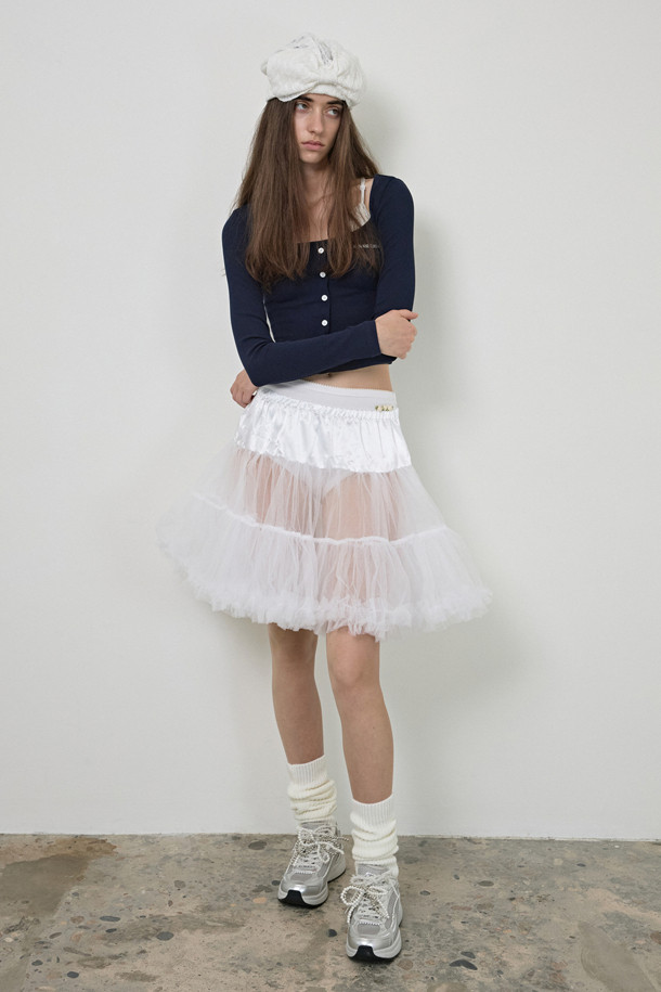 2025 딜라이트 스니커즈(실버)는 여성 고객을 위한 사계절용 여성 운동화입니다. 라운드 앞코 디자인에 가볍고 통기성이 좋은 합성가죽과 메시 소재를 사용하여 편안한 착용감을 제공합니다. 플랫 굽에 무지 패턴으로, 페미닌하면서도 클래식한 스타일을 연출하며, 일상 속 동네 마실룩에 적합합니다. 탈부착 가능한 진주 장식이 돋보이며 클래식 러너 실루엣과 레이스업 신발 여밈으로, 미니멀하고 캐주얼한 스타일을 완성합니다.
