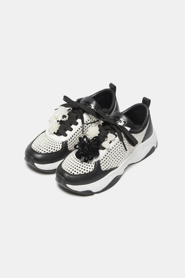 슈토핑 펄 세트(화이트)는 여성스러움을 강조하는 신발 액세서리입니다. 화이트 컬러의 펄 소재로 제작되었으며, 리본과 꽃 디자인이 더해져 걸리시, 로맨틱, 미니멀 스타일을 연출합니다. 데이트룩, 쇼핑룩, 카페룩 등 다양한 TPO에 활용하기 좋으며, 슈즈끈 또는 아일렛에 부착하여 포인트를 줄 수 있습니다. 2개 1세트로 구성되어 있어 실용적입니다.
