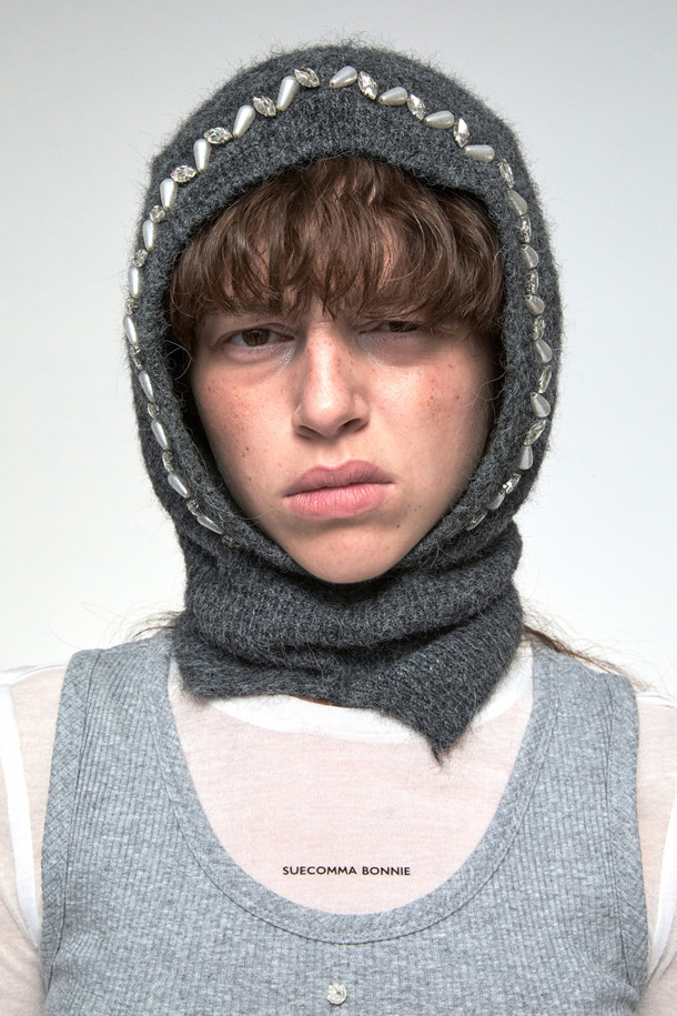 "Jewelry 바라클라바(grey)"는 부드러운 니트 소재로 제작되어 포근한 착용감을 선사합니다. 깊은 모자 깊이와 톡톡한 두께감으로 겨울철 방한에 효과적이며, 일상에서도 스타일리시하게 연출할 수 있습니다. 후드 라인에 진주와 보석 장식이 더해져 유니크한 무드를 연출하며, 심플한 실루엣으로 어떤 스타일에도 잘 어울립니다. 미니멀하면서도 클래식한 디자인으로, 여성분들의 겨울철 패션에 포인트를 더해줄 아이템입니다. 그레이 컬러로 다양한 의상과 매치하기 용이합니다.
