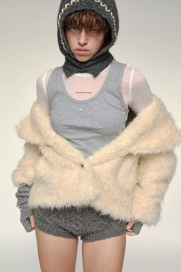 Furridge outer(베이지)는 여성스러운 겨울 스타일을 완성하는 퍼 재킷입니다. 부드러운 인조 모피 소재와 두꺼운 두께로 뛰어난 보온성을 제공하며, 와이드 라펠과 숏 기장, 볼륨 핏 디자인이 세련된 무드를 연출합니다. 베이지 컬러는 어떤 룩에도 잘 어울리며, 버튼 여밈 방식으로 간편하게 착용할 수 있습니다. 데이트룩, 모임룩, 연말 모임룩 등 다양한 TPO에 클래식, 시크, 미니멀 스타일로 활용 가능합니다.
