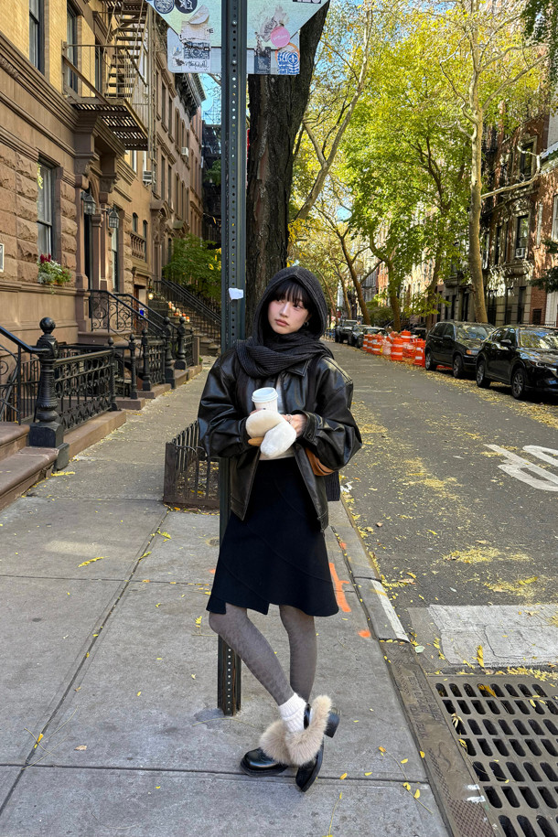 Furridge gloves(브라운)는 부드러운 양털, 양가죽, 스웨이드 소재로 제작된 두꺼운 겨울 장갑입니다. 캐주얼, 클래식, 미니멀 스타일을 아우르며 일상 및 레저 활동에 적합합니다. 하프 핑거 스타일과 커버형 디자인의 투웨이 방식으로 다양한 연출이 가능하며, 안감은 퍼 소재로 보온성을 높였습니다. 브라운 컬러의 무지 디자인에 버튼 여밈 방식으로 포인트를 주어 실용성과 스타일을 모두 갖춘 제품입니다. 사이즈 조절 기능이 있어 편안한 착용감을 선사합니다.
