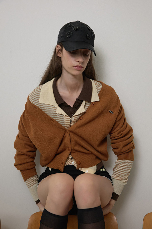 뉴 플라워밤 볼캡(블랙)은 일상에서 세련되게 연출하기 좋은 볼캡입니다. 가볍고 부드러운 폴리에스터 소재로 제작되어 편안한 착용감을 선사합니다. 무지 디자인에 플라워 장식이 더해져 유니크하면서도 페미닌한 무드를 연출합니다. 캐주얼, 스트릿, 미니멀 등 다양한 스타일에 매치하여 자신만의 개성을 표현해보세요. 블랙 컬러로 어떤 옷에도 쉽게 코디할 수 있어 실용적입니다.
