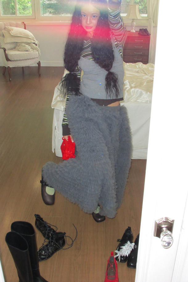 Fev_Young muze mary jane 스니커즈 (브라운)는 여성용 메리제인 스니커즈입니다. 라운드 앞코 디자인에 벨크로 여밈으로 간편하게 착용할 수 있으며, 합성가죽 소재로 제작되어 봄, 여름, 가을 계절에 적합합니다. 플랫 굽에 경량 아웃솔을 적용하여 편안한 착화감을 제공하며, 힐탭의 Fev 심볼 장식과 리본 브로치 연출, Fev 신꾸 액세서리 추가로 개성 있는 스타일을 연출할 수 있습니다. 심플하고 캐주얼한 디자인으로 동네 마실룩, 산책룩 등 다양한 TPO에 활용하기 좋습니다.
