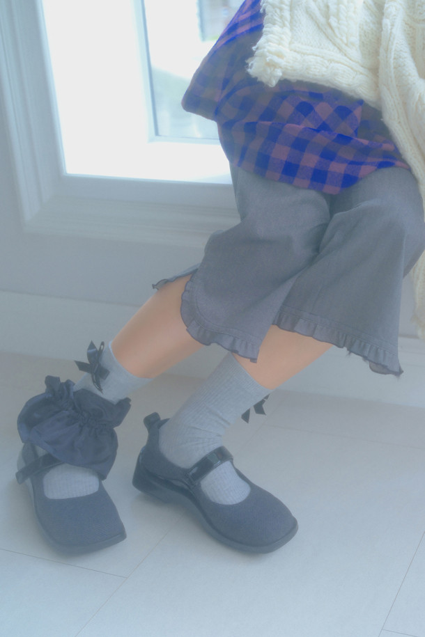 Fev_Young 뮤즈 메리 제인 스니커즈(그레이)는 여성용 메리제인 스니커즈입니다. 라운드 앞코 디자인에 벨크로 신발여밈으로 편안하게 착용할 수 있으며, 일상생활에서 활용하기 좋습니다. 경량 아웃솔과 유광 스트랩이 특징이며, 힐탭의 Fev 심볼 장식으로 포인트를 더했습니다. Fev 신꾸 액세서리를 추가하여 개성을 연출하거나, 리본 브로치로 걸리시한 스타일을 완성할 수도 있습니다. 봄, 여름, 가을 계절에 어울리는 캐주얼, 미니멀, 걸리시 스타일의 신발로 동네 마실룩이나 카페룩에 매치하기 좋습니다.
