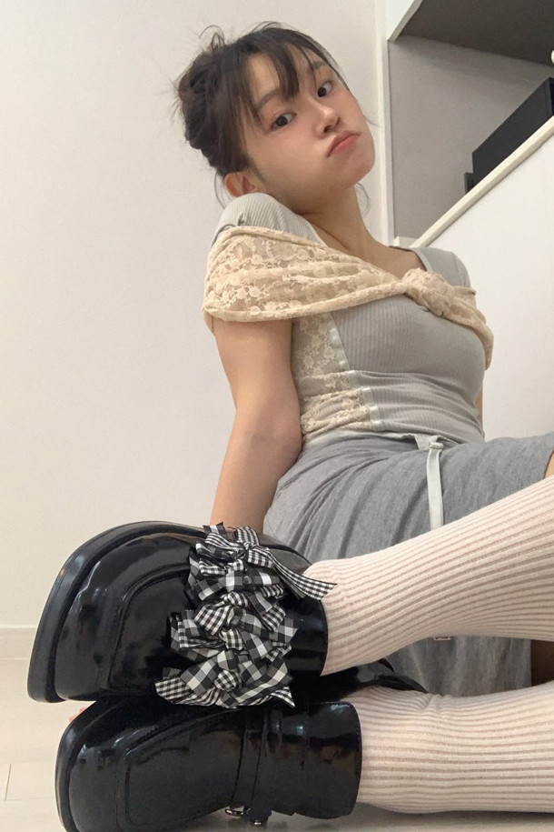 Fev(페브) 리본 브로치_라지(블랙 화이트)는 겹쳐진 리본 디테일이 돋보이는 FEV 시그니처 액세서리입니다. 블랙과 화이트 컬러의 조화로 다양한 룩에 포인트 아이템으로 활용하기 좋습니다. 체크 패턴과 리본 디자인이 클래식, 걸리시, 미니멀 스타일을 모두 아우르며, 데이트룩, 모임룩, 파티룩 등 TPO에 맞춰 다채롭게 연출할 수 있습니다. 의류, 가방, 신발 등 원하는 곳에 클립, O링, 고무링을 사용하여 간편하게 장식할 수 있어 실용적입니다.
