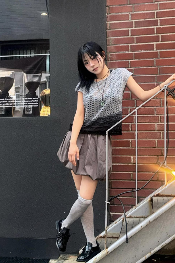 Fev 시어 무릎 양말(그레이)는 부드러운 소재로 제작되어, 다리를 길고 슬림하게 연출해 주는 여성스러운 실루엣의 니삭스입니다. 가을, 겨울철 데일리룩에 미니멀하면서도 걸리시한 스타일을 더해줍니다. 시스루 소재와 무지 패턴으로 다양한 코디에 활용하기 좋으며, 레이어링하여 포인트를 줄 수 있습니다. 특히, 그레이 컬러는 어떤 옷에도 잘 어울려 활용도가 높습니다. 단품으로 구성되어 있습니다.
