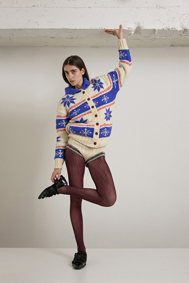 "커튼 콜 리본 플랫(블랙)"은 소가죽과 스웨이드 소재로 제작되어 부드러운 텍스처를 자랑하는 여성 플랫슈즈입니다. 스퀘어 토 디자인에 블랙 컬러, 버클과 리본, 밴드, 스트랩 장식이 더해져 여성스러움과 중성적인 매력을 동시에 선사합니다. 데일리룩부터 오피스룩, 데이트룩, 모임룩까지, 다양한 TPO에 매치하기 좋아 활용도가 높습니다. 클래식, 미니멀, 걸리시 스타일을 즐겨 입는 분들께 추천하며, 봄, 가을 시즌에 신기 좋습니다. 플랫 굽으로 편안한 착화감을 제공합니다.
