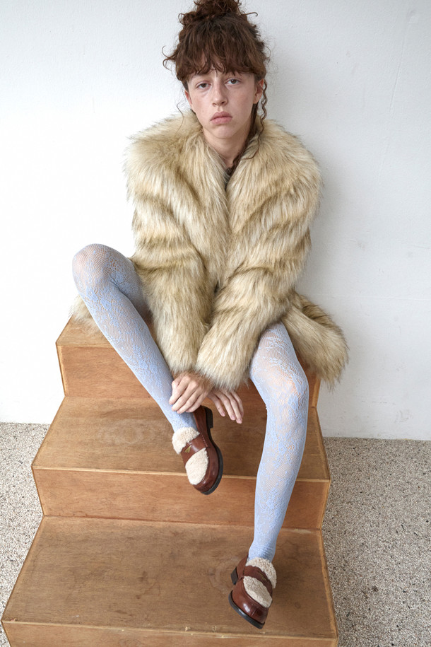 Furridge 페니 로퍼(브라운)는 클래식과 캐주얼 스타일을 모두 아우르는 여성용 로퍼입니다. 소가죽과 인조 모피 안감으로 제작되어 겨울철 따뜻하고 편안한 착용감을 선사합니다. 브라운 컬러의 무지 디자인에 빈티지 워싱과 엔틱 장식이 더해져 은은한 멋을 자아냅니다. 슬립온 형태로 간편하게 신고 벗을 수 있으며, 플랫 굽으로 편안한 착용감을 제공합니다. 데일리룩에 포인트를 더해줄 매력적인 로퍼를 만나보세요.
