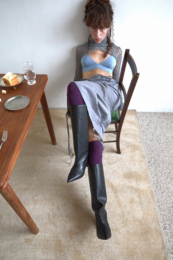 세련된 스타일을 완성하는 브로그 디테일 롱 부츠(블랙)입니다. 부드러운 소가죽 소재로 제작되어 편안한 착화감을 선사하며, 슬림한 실루엣이 다리 라인을 더욱 돋보이게 합니다. 포인티드 앞코와 미들힐 굽은 클래식하면서도 우아한 무드를 연출합니다. 가을, 겨울 시즌 오피스룩, 모임룩, 데이트룩에 모두 잘 어울리며, 다양한 스타일을 소화할 수 있는 매력적인 아이템입니다. 플라워 패턴이 은은하게 더해져 세련된 포인트를 더합니다.
