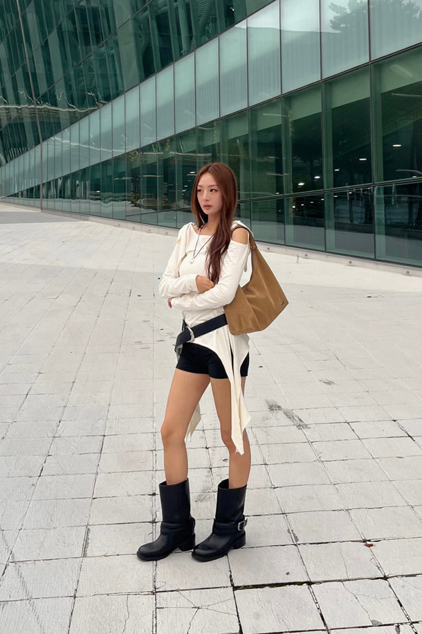 버클 부츠(블랙)는 소가죽 소재의 라운드 토우 디자인으로, 가을, 겨울철 데일리룩, 모임룩, 데이트룩에 모두 잘 어울리는 여성 부츠입니다. 미들 기장에 원버클 장식으로 포인트를 더했으며, 청키힐과 러버 아웃솔, 여유로운 핏으로 편안한 착화감을 선사합니다. 트렌디하고 세련된 스타일을 연출하며, 경량 기능으로 활동성을 높였습니다. 클래식, 미니멀, 시크 스타일에 완벽하게 매치되어 다양한 룩을 연출할 수 있습니다.
