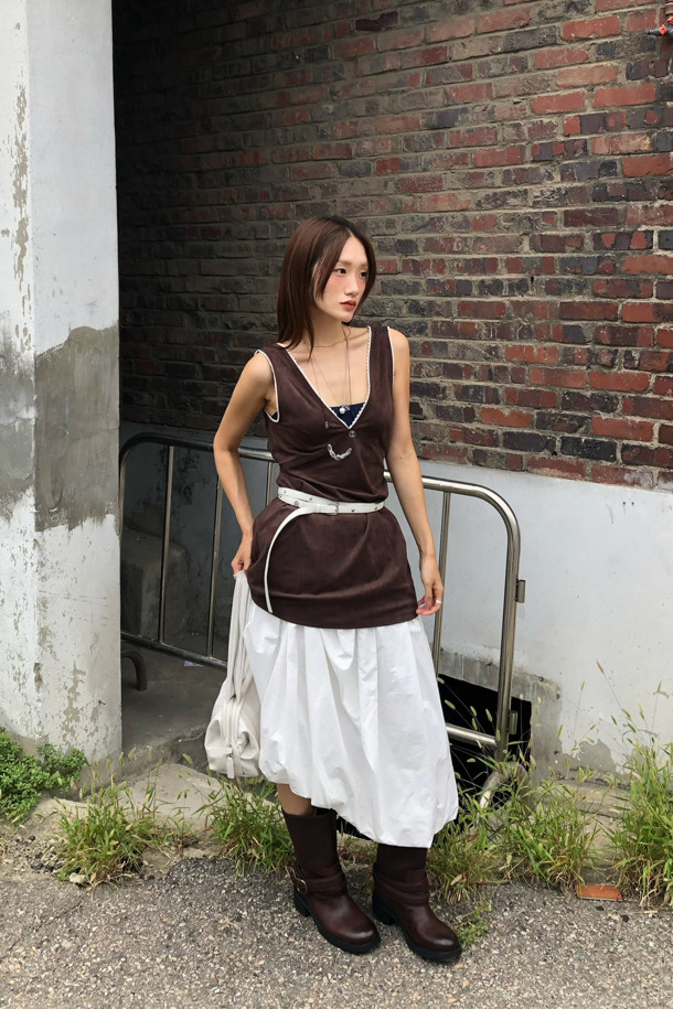 브라운 컬러의 버클 부츠입니다. 라운드 앞코에 소가죽 소재로 제작되어 가을, 겨울철 일상에서 착용하기 좋습니다. 미들 기장에 원버클 장식이 돋보이며, 여유로운 핏과 가벼운 착화감, 편안한 착화감을 제공합니다. 로우힐 디자인으로 출근룩, 모임룩, 데이트룩 등 다양한 TPO에 클래식, 미니멀, 캐주얼 스타일로 연출하기 좋습니다.
