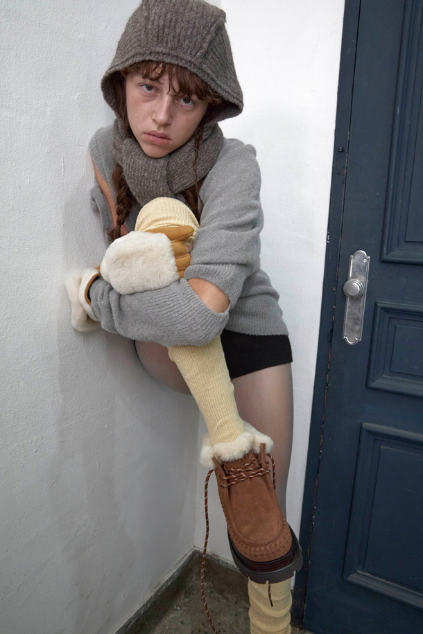 Furridge 아웃도어 앵클 부츠(브라운)는 여성용 앵클 부츠로, 가을과 겨울에 따뜻하게 착용할 수 있습니다. 브라운과 라이트 베이지 컬러로 출시되었으며, 가죽, 양모, 인조 퍼 소재를 사용하여 보온성과 방한 기능을 갖췄습니다. 6cm 플랫폼 통굽 디자인에 스트라이프 패턴을 더해 캐주얼, 보헤미안, 트래킹 스타일을 연출할 수 있습니다. 레이스업 방식으로 편안하고 안정적인 착용감을 제공하며, 출근룩과 여행룩에 매치하기 좋습니다.
