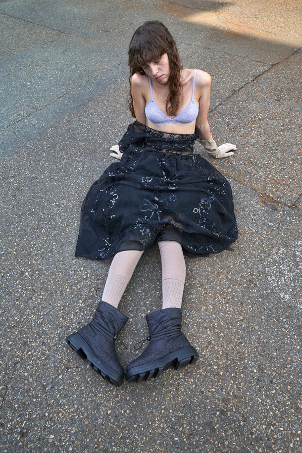 플라워 퀼팅 앵클 부츠(black)는 여성스러운 무드를 연출하는 겨울철 필수 아이템입니다. 블랙 컬러에 플라워 퀼팅 패턴이 돋보이며, 캐주얼하면서도 페미닌한 스타일을 완성합니다. 가볍고 따뜻한 패딩 안감과 발을 편안하게 감싸는 디자인으로, 일상생활에서 편안하게 착용할 수 있습니다. 스토퍼 디테일로 발목을 안정적으로 잡아주며, 플랫 굽으로 활동성을 높였습니다. 나일론 소재를 사용하여 내구성을 높였으며, 경량 디자인과 보온성을 갖춘 실용적인 앵클 부츠입니다.
