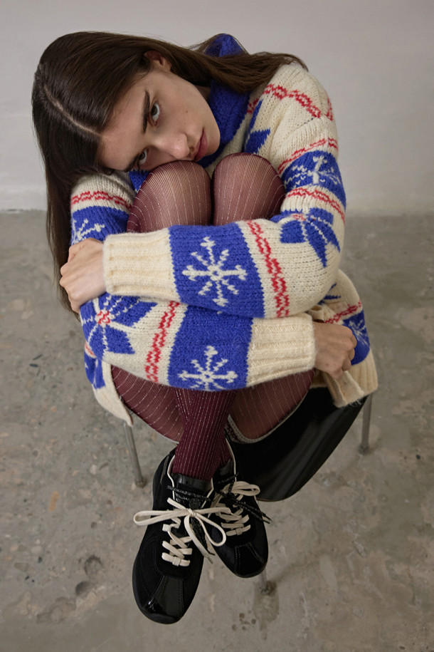 세련된 블랙 컬러의 'Trendy 스니커즈'는 여성 고객을 위한 캐주얼 슈즈입니다. 송치가죽, 소가죽, 양가죽 등 고급스러운 천연 가죽 소재를 사용하여 부드러운 착용감과 뛰어난 내구성을 자랑합니다. 로우 굽과 로우 탑라인 디자인으로 편안함을 강조했으며, 도트 패턴과 신끈, 플라워 스토퍼 장식이 포인트입니다. '플라워 스토퍼' 장식과 신끈 탈부착이 가능한 투웨이 디테일로 개성 있는 스타일을 연출할 수 있으며, 동네 마실룩부터 쇼핑룩까지 폭넓게 활용 가능합니다.
