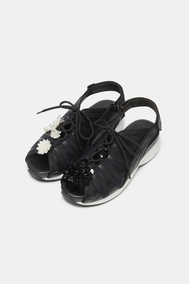 슈토핑 빅 참(블랙)은 신발 끈이나 신발 외부에 부착하여 포인트를 줄 수 있는 신발 액세서리입니다. 블랙 컬러의 5cm x 5cm x 3cm 크기의 참으로, 캐주얼, 미니멀, 시크 스타일을 즐기는 분들께 추천합니다. 동네 마실룩, 쇼핑룩, 여행룩 등 다양한 TPO에 활용하여 개성 있는 스타일을 연출해보세요. 화려한 장식으로 신발에 포인트를 더하여, 더욱 돋보이는 스타일을 완성할 수 있습니다.
