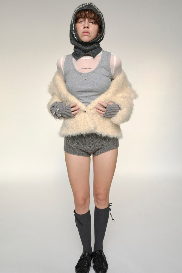 Furridge outer(베이지)는 여성스러운 겨울 스타일을 완성하는 퍼 재킷입니다. 부드러운 인조 모피 소재와 두꺼운 두께로 뛰어난 보온성을 제공하며, 와이드 라펠과 숏 기장, 볼륨 핏 디자인이 세련된 무드를 연출합니다. 베이지 컬러는 어떤 룩에도 잘 어울리며, 버튼 여밈 방식으로 간편하게 착용할 수 있습니다. 데이트룩, 모임룩, 연말 모임룩 등 다양한 TPO에 클래식, 시크, 미니멀 스타일로 활용 가능합니다.
