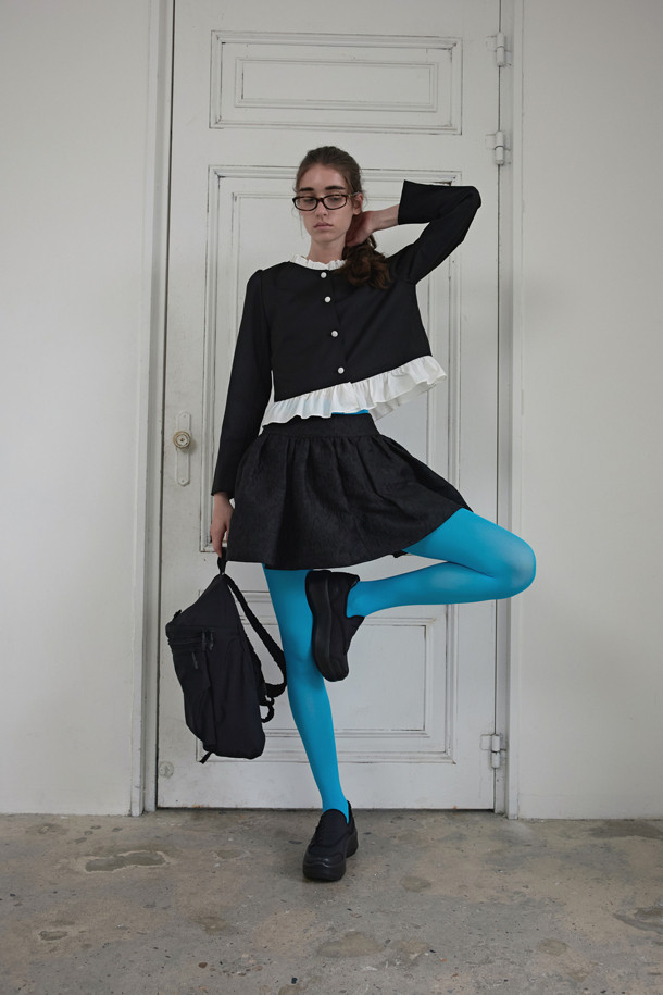 뉴 플라워 밤 백팩(블랙)은 가볍고 내구성이 좋은 나일론 소재로 제작되어 일상에서 편안하게 사용할 수 있습니다. 캐주얼하면서도 세련된 스타일을 연출하며, 전면의 꽃 장식과 러플 디테일이 여성스러운 포인트를 더합니다. 가방 하단의 고리를 활용하여 실루엣 변형이 가능하여, TPO에 따라 다양한 스타일을 연출할 수 있습니다. 동네 마실룩이나 쇼핑룩에 매치하여 걸리시하고 미니멀한 무드를 완성해보세요. 데일리룩에 포인트를 더할 수 있는 실용적인 백팩입니다.
