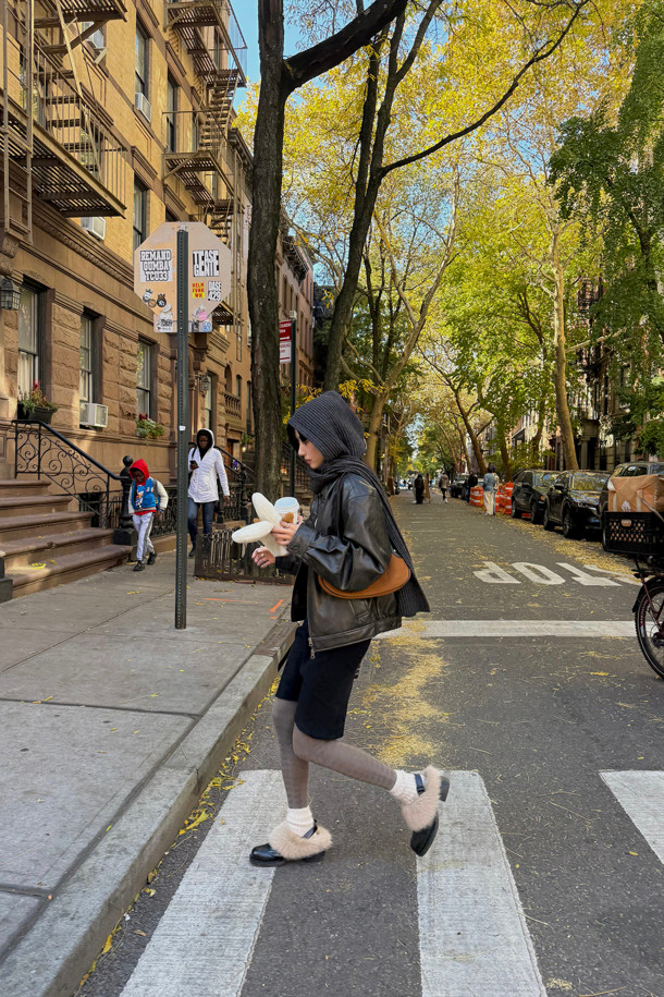 Furridge gloves(브라운)는 부드러운 양털, 양가죽, 스웨이드 소재로 제작된 두꺼운 겨울 장갑입니다. 캐주얼, 클래식, 미니멀 스타일을 아우르며 일상 및 레저 활동에 적합합니다. 하프 핑거 스타일과 커버형 디자인의 투웨이 방식으로 다양한 연출이 가능하며, 안감은 퍼 소재로 보온성을 높였습니다. 브라운 컬러의 무지 디자인에 버튼 여밈 방식으로 포인트를 주어 실용성과 스타일을 모두 갖춘 제품입니다. 사이즈 조절 기능이 있어 편안한 착용감을 선사합니다.
