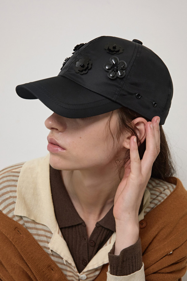 뉴 플라워밤 볼캡(블랙)은 일상에서 세련되게 연출하기 좋은 볼캡입니다. 가볍고 부드러운 폴리에스터 소재로 제작되어 편안한 착용감을 선사합니다. 무지 디자인에 플라워 장식이 더해져 유니크하면서도 페미닌한 무드를 연출합니다. 캐주얼, 스트릿, 미니멀 등 다양한 스타일에 매치하여 자신만의 개성을 표현해보세요. 블랙 컬러로 어떤 옷에도 쉽게 코디할 수 있어 실용적입니다.
