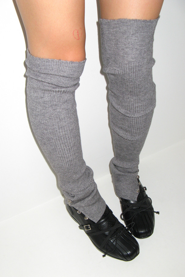 Fev_Comfy 베라 발레 스니커즈(블랙)는 여성스러운 스타일을 완성하는 발레 스니커즈입니다. 라운드 앞코 디자인에 블랙 컬러, 무지 패턴으로 어떤 룩에도 잘 어울립니다. 합성가죽 소재에 펀칭 디테일, 힐탭, 쿠션 인솔, 경량 디자인을 더해 편안한 착화감을 제공합니다. 메리제인 탑라인과 버클 및 스트랩, 리본 브로치 장착 가능으로 걸리시하고 클래식한 무드를 연출하며 데이트룩, 동네 마실룩, 카페룩에 매치하기 좋습니다. 봄, 여름, 가을 시즌에 활용하기 좋은 데일리 슈즈입니다.
