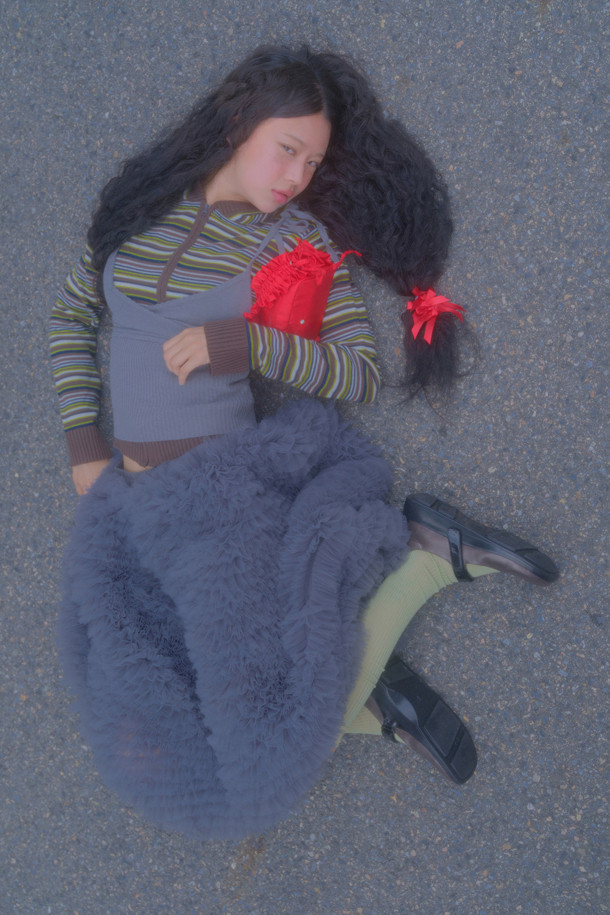 Fev_Young muze mary jane 스니커즈 (브라운)는 여성용 메리제인 스니커즈입니다. 라운드 앞코 디자인에 벨크로 여밈으로 간편하게 착용할 수 있으며, 합성가죽 소재로 제작되어 봄, 여름, 가을 계절에 적합합니다. 플랫 굽에 경량 아웃솔을 적용하여 편안한 착화감을 제공하며, 힐탭의 Fev 심볼 장식과 리본 브로치 연출, Fev 신꾸 액세서리 추가로 개성 있는 스타일을 연출할 수 있습니다. 심플하고 캐주얼한 디자인으로 동네 마실룩, 산책룩 등 다양한 TPO에 활용하기 좋습니다.
