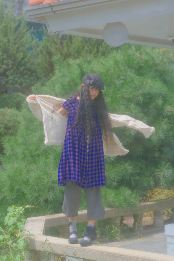 Fev_Young 뮤즈 메리 제인 스니커즈(그레이)는 여성용 메리제인 스니커즈입니다. 라운드 앞코 디자인에 벨크로 신발여밈으로 편안하게 착용할 수 있으며, 일상생활에서 활용하기 좋습니다. 경량 아웃솔과 유광 스트랩이 특징이며, 힐탭의 Fev 심볼 장식으로 포인트를 더했습니다. Fev 신꾸 액세서리를 추가하여 개성을 연출하거나, 리본 브로치로 걸리시한 스타일을 완성할 수도 있습니다. 봄, 여름, 가을 계절에 어울리는 캐주얼, 미니멀, 걸리시 스타일의 신발로 동네 마실룩이나 카페룩에 매치하기 좋습니다.
