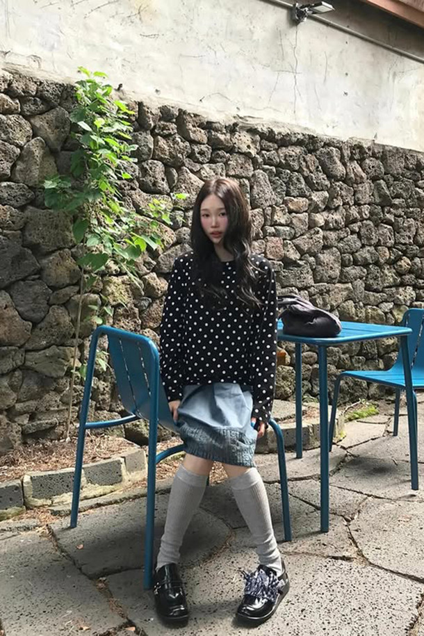 Fev 시어 무릎 양말(그레이)는 부드러운 소재로 제작되어, 다리를 길고 슬림하게 연출해 주는 여성스러운 실루엣의 니삭스입니다. 가을, 겨울철 데일리룩에 미니멀하면서도 걸리시한 스타일을 더해줍니다. 시스루 소재와 무지 패턴으로 다양한 코디에 활용하기 좋으며, 레이어링하여 포인트를 줄 수 있습니다. 특히, 그레이 컬러는 어떤 옷에도 잘 어울려 활용도가 높습니다. 단품으로 구성되어 있습니다.
