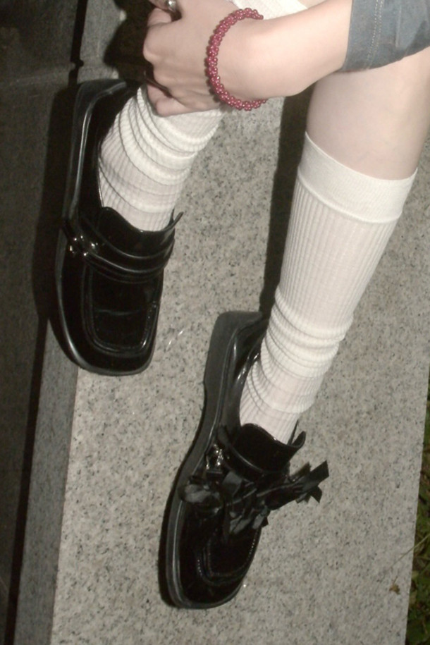 Fev_시어 무릎 양말(화이트)는 부드러운 소재감과 시스루 디자인으로 여성스러운 실루엣을 연출합니다. 다리를 길고 슬림하게 보이게 해주는 효과가 있어 데일리룩, 데이트룩, 집콕룩 등 다양한 TPO에 활용하기 좋습니다. 미니멀, 걸리시, 클래식 스타일 모두 소화 가능하며, 언더삭스로 레이어링하여 더욱 풍성한 스타일을 완성할 수 있습니다. 가을, 겨울 시즌에 따뜻함과 스타일을 동시에 잡을 수 있는 필수 아이템입니다. 무지 패턴의 화이트 컬러로 어떤 옷에도 쉽게 매치할 수 있습니다.
