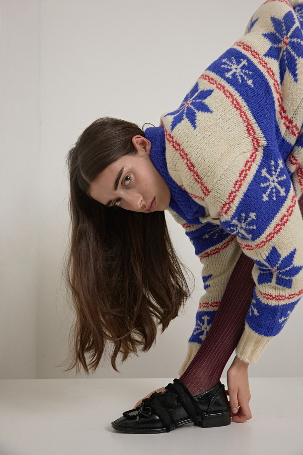 "커튼 콜 리본 플랫(블랙)"은 소가죽과 스웨이드 소재로 제작되어 부드러운 텍스처를 자랑하는 여성 플랫슈즈입니다. 스퀘어 토 디자인에 블랙 컬러, 버클과 리본, 밴드, 스트랩 장식이 더해져 여성스러움과 중성적인 매력을 동시에 선사합니다. 데일리룩부터 오피스룩, 데이트룩, 모임룩까지, 다양한 TPO에 매치하기 좋아 활용도가 높습니다. 클래식, 미니멀, 걸리시 스타일을 즐겨 입는 분들께 추천하며, 봄, 가을 시즌에 신기 좋습니다. 플랫 굽으로 편안한 착화감을 제공합니다.
