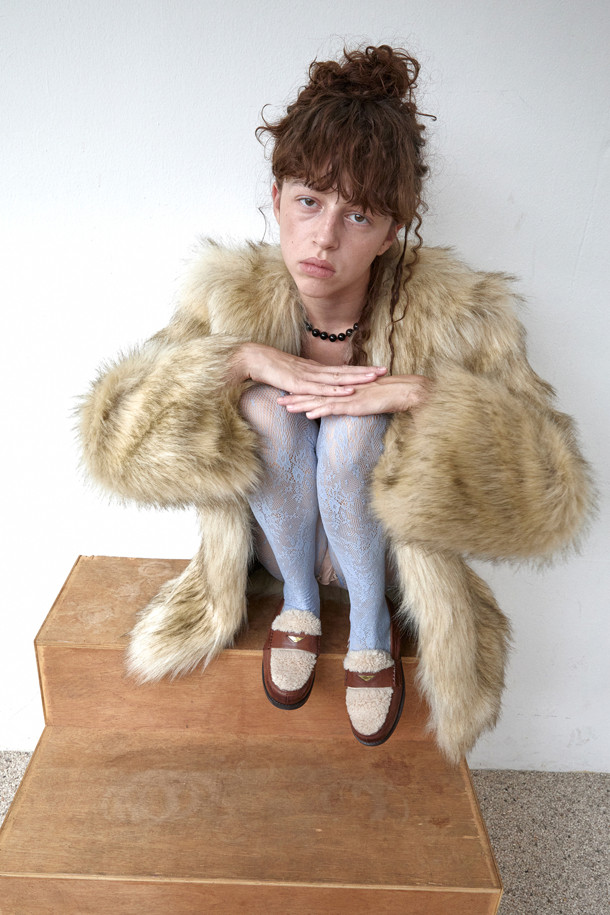 Furridge 페니 로퍼(브라운)는 클래식과 캐주얼 스타일을 모두 아우르는 여성용 로퍼입니다. 소가죽과 인조 모피 안감으로 제작되어 겨울철 따뜻하고 편안한 착용감을 선사합니다. 브라운 컬러의 무지 디자인에 빈티지 워싱과 엔틱 장식이 더해져 은은한 멋을 자아냅니다. 슬립온 형태로 간편하게 신고 벗을 수 있으며, 플랫 굽으로 편안한 착용감을 제공합니다. 데일리룩에 포인트를 더해줄 매력적인 로퍼를 만나보세요.
