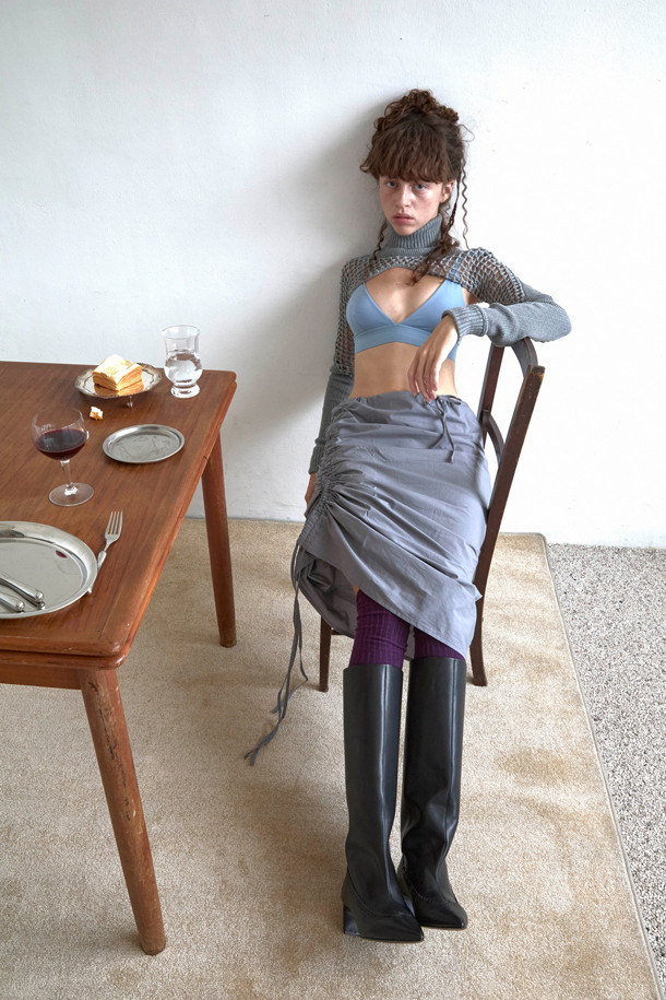 세련된 스타일을 완성하는 브로그 디테일 롱 부츠(블랙)입니다. 부드러운 소가죽 소재로 제작되어 편안한 착화감을 선사하며, 슬림한 실루엣이 다리 라인을 더욱 돋보이게 합니다. 포인티드 앞코와 미들힐 굽은 클래식하면서도 우아한 무드를 연출합니다. 가을, 겨울 시즌 오피스룩, 모임룩, 데이트룩에 모두 잘 어울리며, 다양한 스타일을 소화할 수 있는 매력적인 아이템입니다. 플라워 패턴이 은은하게 더해져 세련된 포인트를 더합니다.
