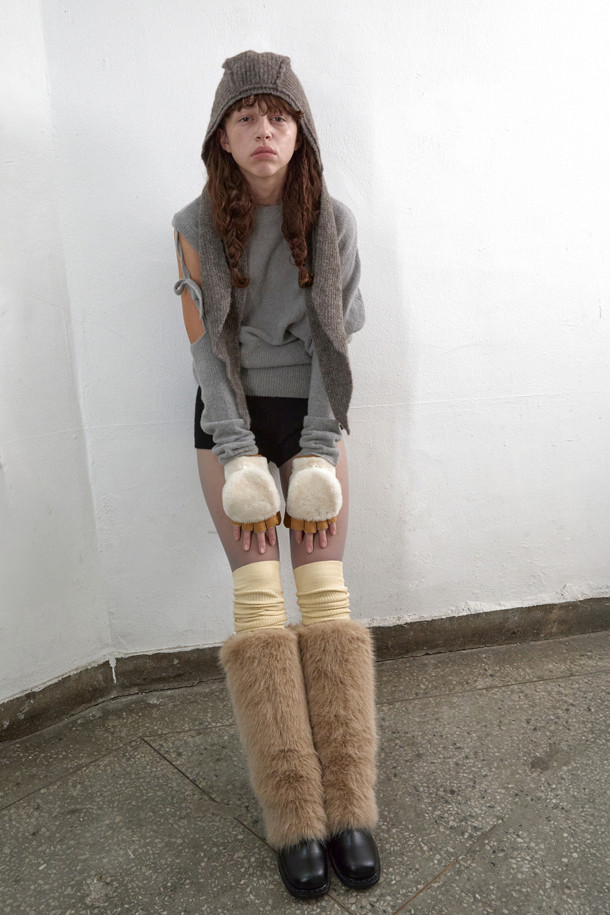 Furridge 롱 부츠(블랙)는 여성 고객을 위한 겨울철 필수 아이템입니다. 소가죽과 페이크 퍼 소재를 사용하여 보온성을 높였으며, 부드러운 퍼 안감과 인솔 마감으로 편안한 착화감을 제공합니다. 라운드 스퀘어 앞코 디자인과 무지 패턴으로 클래식, 미니멀, 캐주얼 등 다양한 스타일 연출에 용이합니다. 출근룩은 물론 모임룩에도 포인트를 더할 수 있으며, 가벼운 몰드 아웃솔로 활동성을 더했습니다. 블랙과 라이트 베이지 두 가지 컬러로 출시되었습니다.
