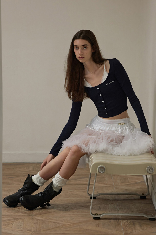 세련된 무드의 블랙 버클 바이커 부츠입니다. 부드러운 소가죽 소재에 라운드 토우 디자인으로 편안함을 더했으며, 미들 힐과 청키힐 조합으로 안정적인 착화감을 선사합니다. 와이드 버클 스트랩과 뒷지퍼 디테일, 접이식 발목 디자인으로 시크하면서도 터프한 매력을 강조합니다. 가을, 겨울 시즌, 출근룩과 모임룩에 시크하고 클래식한 스타일을 연출해보세요. 슬림한 팬츠, 레더 스커트, 롱 코트, 니트 원피스와 함께 스타일리시하게 코디할 수 있습니다.
