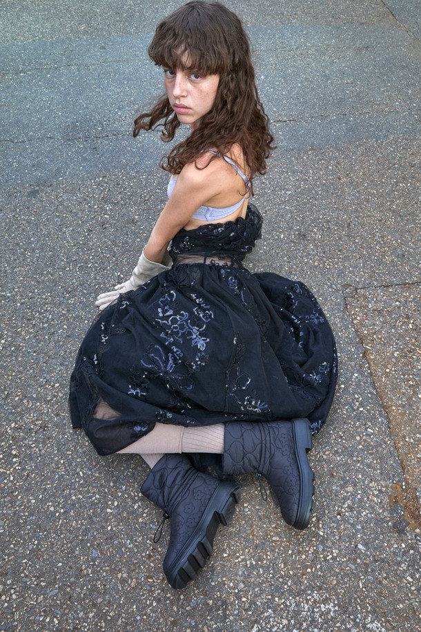 플라워 퀼팅 앵클 부츠(black)는 여성스러운 무드를 연출하는 겨울철 필수 아이템입니다. 블랙 컬러에 플라워 퀼팅 패턴이 돋보이며, 캐주얼하면서도 페미닌한 스타일을 완성합니다. 가볍고 따뜻한 패딩 안감과 발을 편안하게 감싸는 디자인으로, 일상생활에서 편안하게 착용할 수 있습니다. 스토퍼 디테일로 발목을 안정적으로 잡아주며, 플랫 굽으로 활동성을 높였습니다. 나일론 소재를 사용하여 내구성을 높였으며, 경량 디자인과 보온성을 갖춘 실용적인 앵클 부츠입니다.
