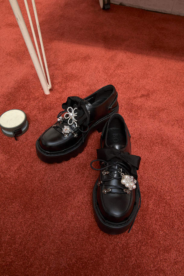 슈토핑 플라워(화이트)는 클래식, 걸리시, 로맨틱 스타일을 선호하는 분들을 위한 신발 액세서리입니다. 데이트룩, 모임룩, 파티룩 등 특별한 날, 화려함을 더하고 싶을 때 착용하기 좋습니다. 화이트 컬러 바탕에 진주, 크리스털, 큐빅 장식과 플라워 패턴이 섬세하게 어우러져 여성스러운 분위기를 연출합니다. 슈토핑 세트 구성으로, 신발에 포인트를 주어 개성 있는 스타일을 완성해 보세요.
