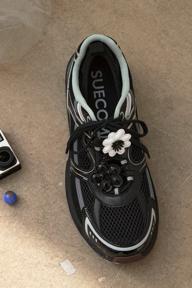 슈토핑 플라워(블랙 & 화이트)는 슈콤마보니의 아이코닉 디자인을 담은 슈즈 액세서리입니다. PU, 플라스틱 소재로 제작되었으며, 볼륨감 있는 입체적인 플라워 디자인이 특징입니다. 블랙과 화이트의 투톤 컬러 조합으로 캐주얼, 미니멀, 걸리시한 스타일을 연출하기 좋습니다. 동네 마실룩이나 쇼핑룩에 포인트를 더하여 개성 있는 스타일을 완성해 보세요. 신발에 장식하여 나만의 스타일을 표현할 수 있는 아이템입니다.
