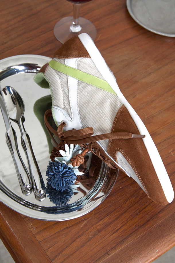 네이비 컬러의 슈토핑 태슬입니다. 샤무드와 가죽 소재로 제작되었으며, 플라워 패턴과 태슬, 꽃잎 디테일이 돋보이는 신발 액세서리입니다.  가로 6.5cm, 세로 7.5cm의 아담한 사이즈로, 데이트룩, 쇼핑룩, 카페룩 등 다양한 TPO에 활용 가능합니다. 클래식, 로맨틱, 미니멀 스타일을 즐겨 입는 분들께 추천합니다.
