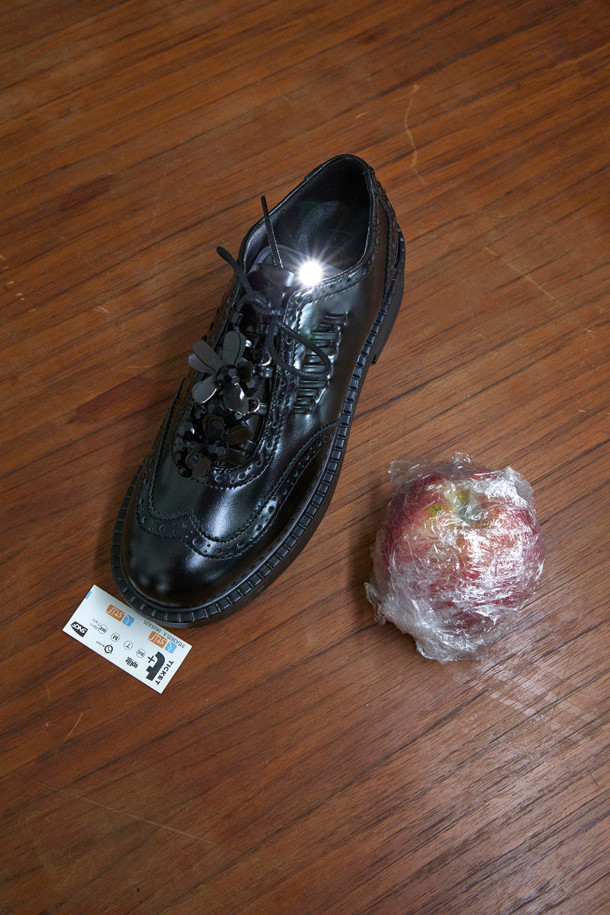 **Shoe-topping flower (블랙)**

축구공 모양의 비즈로 장식된 플라워 모티브의 슈즈 토핑 장식입니다. 은은한 광택이 돋보이며, 세로 또는 가로 방향으로 연출할 수 있습니다. 신발 끈이나 스트랩에 걸어 포인트를 더하여, 데이트룩, 카페룩, 모임룩 등 다양한 스타일에 걸리시, 미니멀, 클래식 무드를 더해보세요. 블랙 컬러로 어떤 신발에도 잘 어울리며, 가로 8cm, 세로 4cm의 콤팩트한 사이즈입니다. 양 끝에 걸고리가 있어 간편하게 탈부착할 수 있습니다.
