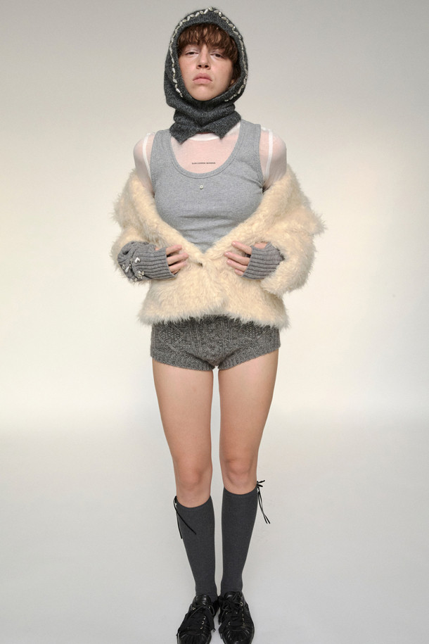 "Jewelry 바라클라바(grey)"는 부드러운 니트 소재로 제작되어 포근한 착용감을 선사합니다. 깊은 모자 깊이와 톡톡한 두께감으로 겨울철 방한에 효과적이며, 일상에서도 스타일리시하게 연출할 수 있습니다. 후드 라인에 진주와 보석 장식이 더해져 유니크한 무드를 연출하며, 심플한 실루엣으로 어떤 스타일에도 잘 어울립니다. 미니멀하면서도 클래식한 디자인으로, 여성분들의 겨울철 패션에 포인트를 더해줄 아이템입니다. 그레이 컬러로 다양한 의상과 매치하기 용이합니다.
