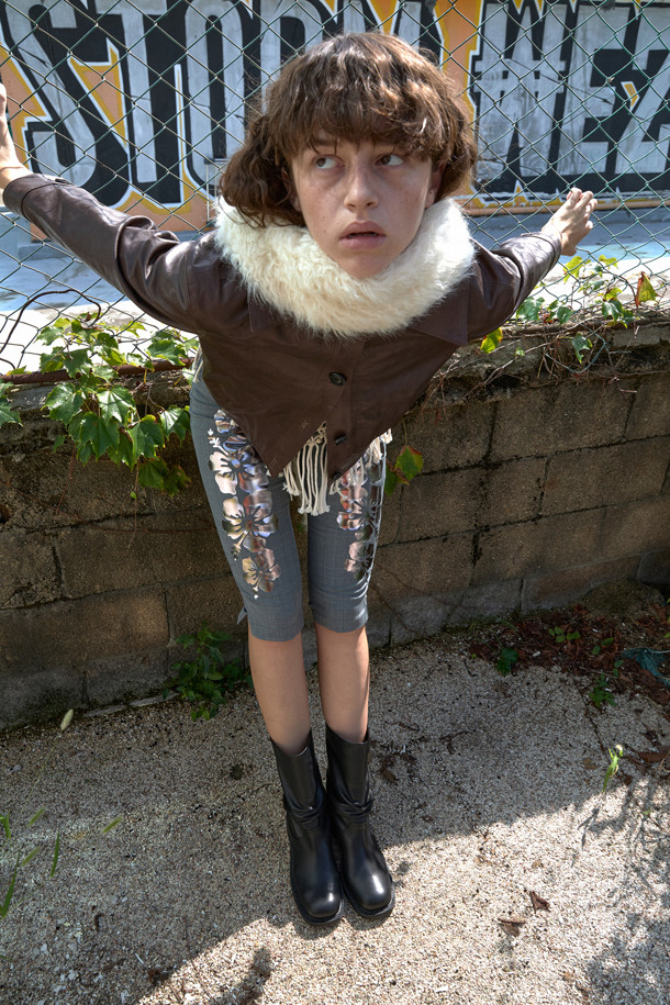 베이지 컬러의 Furridge 머플러는 페이크퍼 소재로 제작되어 부드러운 촉감과 풍성한 볼륨감을 선사합니다. 겨울철 보온성을 높여주는 두꺼운 두께감과 은은한 광택감이 특징이며, 미니멀하고 우아한 스타일을 연출합니다. 직사각형 형태로 디자인되었으며, 무지 패턴으로 다양한 룩에 매치하기 용이합니다. 출근룩에 클래식한 무드를 더해주는 Furridge 머플러로 따뜻하고 세련된 겨울을 보내세요.
