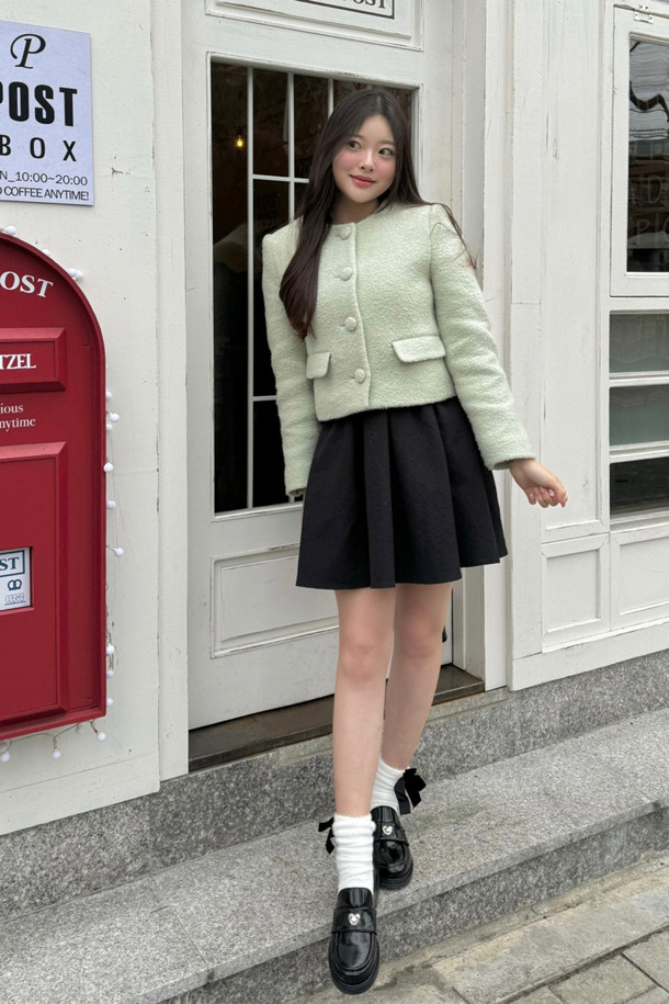 Cle 로퍼(블랙)는 부드러운 가죽 소재로 제작되어 봄, 가을에 착용하기 좋은 여성 로퍼입니다. 라운드 앞코에 로우힐 굽, 그리고 슬립온 디자인으로 편안한 착용감을 선사하며, 로우탑 라인으로 발목을 슬림하게 연출합니다. 하트 잠금 장식과 은은한 광택이 돋보이는 클래식하고 베이직한 스타일의 무지 로퍼입니다.
