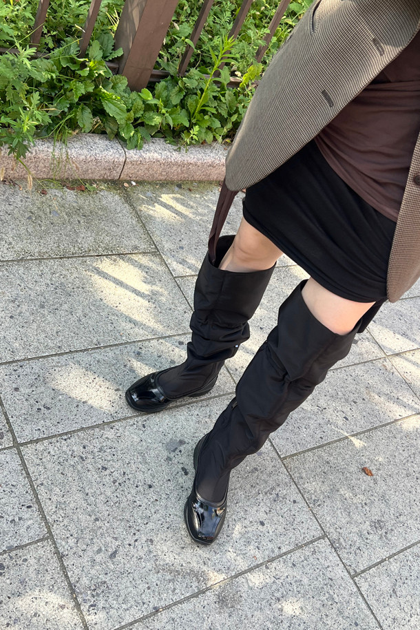 Fev_Comfy 무릎 높이 슬라우치 부츠(블랙)는 가을과 겨울에 어울리는 여성용 부츠입니다. 라운드 앞코에 합성가죽 소재로 제작되었으며, 로우힐 굽으로 편안한 착화감을 선사합니다. 무지 패턴의 블랙 컬러로 출근룩, 모임룩 등 다양한 TPO에 활용 가능하며, 클래식, 미니멀, 시크 스타일을 연출하기 좋습니다. 슬라우치 디자인과 내측 지퍼, 후면 스트링 조절 기능으로 편안하고 가볍게 착용할 수 있으며, 컴포트 스타일을 추구하는 분들께 추천합니다.
