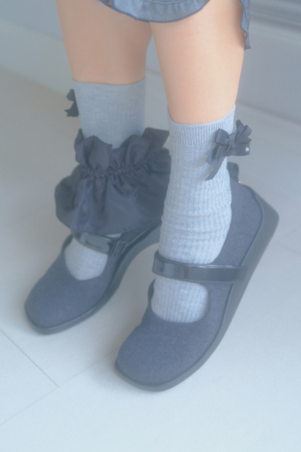 Fev_Young 뮤즈 메리 제인 스니커즈(그레이)는 여성용 메리제인 스니커즈입니다. 라운드 앞코 디자인에 벨크로 신발여밈으로 편안하게 착용할 수 있으며, 일상생활에서 활용하기 좋습니다. 경량 아웃솔과 유광 스트랩이 특징이며, 힐탭의 Fev 심볼 장식으로 포인트를 더했습니다. Fev 신꾸 액세서리를 추가하여 개성을 연출하거나, 리본 브로치로 걸리시한 스타일을 완성할 수도 있습니다. 봄, 여름, 가을 계절에 어울리는 캐주얼, 미니멀, 걸리시 스타일의 신발로 동네 마실룩이나 카페룩에 매치하기 좋습니다.
