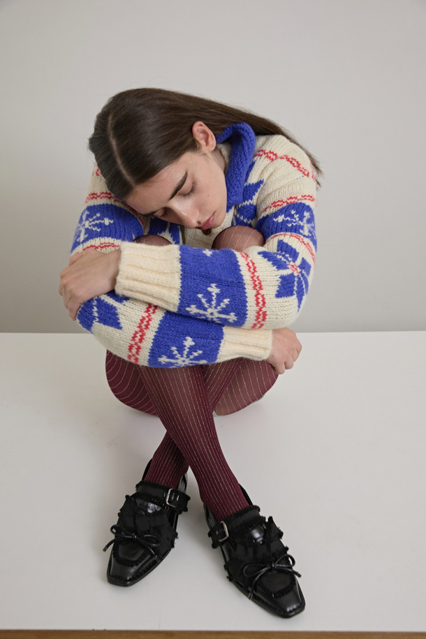 "커튼 콜 리본 플랫(블랙)"은 소가죽과 스웨이드 소재로 제작되어 부드러운 텍스처를 자랑하는 여성 플랫슈즈입니다. 스퀘어 토 디자인에 블랙 컬러, 버클과 리본, 밴드, 스트랩 장식이 더해져 여성스러움과 중성적인 매력을 동시에 선사합니다. 데일리룩부터 오피스룩, 데이트룩, 모임룩까지, 다양한 TPO에 매치하기 좋아 활용도가 높습니다. 클래식, 미니멀, 걸리시 스타일을 즐겨 입는 분들께 추천하며, 봄, 가을 시즌에 신기 좋습니다. 플랫 굽으로 편안한 착화감을 제공합니다.
