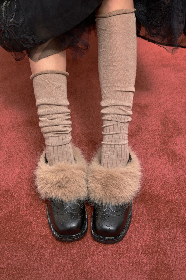 Furridge 슬링백(블랙)은 부드러운 소가죽과 풍성한 페이크 퍼 디테일이 돋보이는 여성용 슬링백입니다. 발목을 감싸는 디자인과 라운드 스퀘어 앞코가 세련된 실루엣을 연출하며, 안감의 퍼가 뛰어난 보온성을 제공합니다. 가을, 겨울 시즌 데이트룩, 모임룩 등 다양한 TPO에 클래식, 미니멀, 캐주얼 스타일로 연출하기 좋습니다. 경량 몰드 아웃솔로 편안한 착용감을 선사하며, 블랙과 라이트 베이지 두 가지 컬러로 만나보세요.
