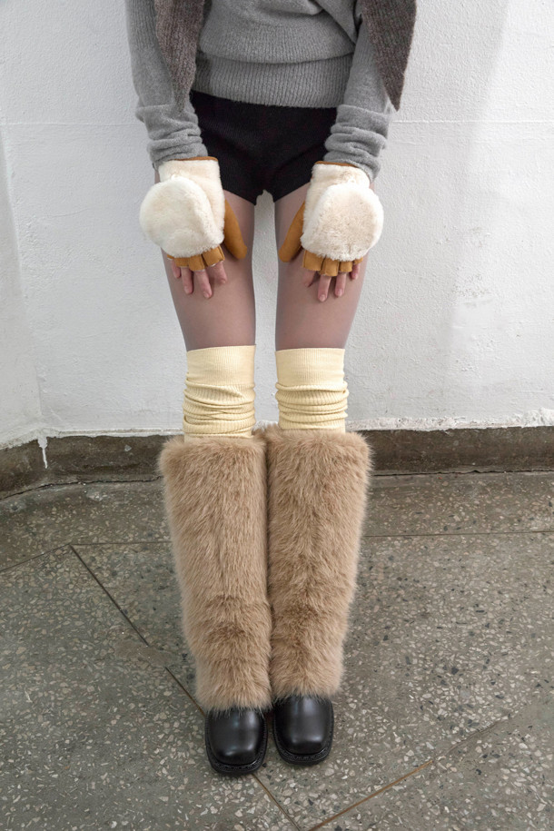 Furridge 롱 부츠(블랙)는 여성 고객을 위한 겨울철 필수 아이템입니다. 소가죽과 페이크 퍼 소재를 사용하여 보온성을 높였으며, 부드러운 퍼 안감과 인솔 마감으로 편안한 착화감을 제공합니다. 라운드 스퀘어 앞코 디자인과 무지 패턴으로 클래식, 미니멀, 캐주얼 등 다양한 스타일 연출에 용이합니다. 출근룩은 물론 모임룩에도 포인트를 더할 수 있으며, 가벼운 몰드 아웃솔로 활동성을 더했습니다. 블랙과 라이트 베이지 두 가지 컬러로 출시되었습니다.
