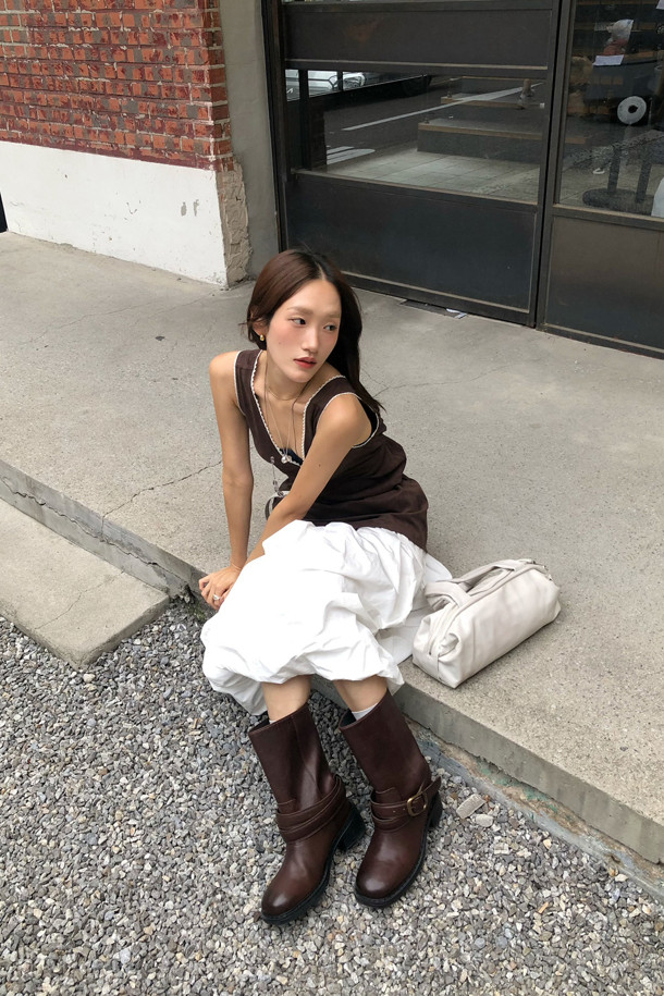 브라운 컬러의 버클 부츠입니다. 라운드 앞코에 소가죽 소재로 제작되어 가을, 겨울철 일상에서 착용하기 좋습니다. 미들 기장에 원버클 장식이 돋보이며, 여유로운 핏과 가벼운 착화감, 편안한 착화감을 제공합니다. 로우힐 디자인으로 출근룩, 모임룩, 데이트룩 등 다양한 TPO에 클래식, 미니멀, 캐주얼 스타일로 연출하기 좋습니다.
