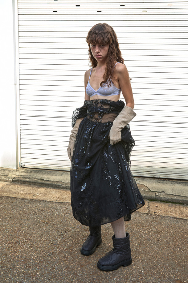 플라워 퀼팅 앵클 부츠(black)는 여성스러운 무드를 연출하는 겨울철 필수 아이템입니다. 블랙 컬러에 플라워 퀼팅 패턴이 돋보이며, 캐주얼하면서도 페미닌한 스타일을 완성합니다. 가볍고 따뜻한 패딩 안감과 발을 편안하게 감싸는 디자인으로, 일상생활에서 편안하게 착용할 수 있습니다. 스토퍼 디테일로 발목을 안정적으로 잡아주며, 플랫 굽으로 활동성을 높였습니다. 나일론 소재를 사용하여 내구성을 높였으며, 경량 디자인과 보온성을 갖춘 실용적인 앵클 부츠입니다.
