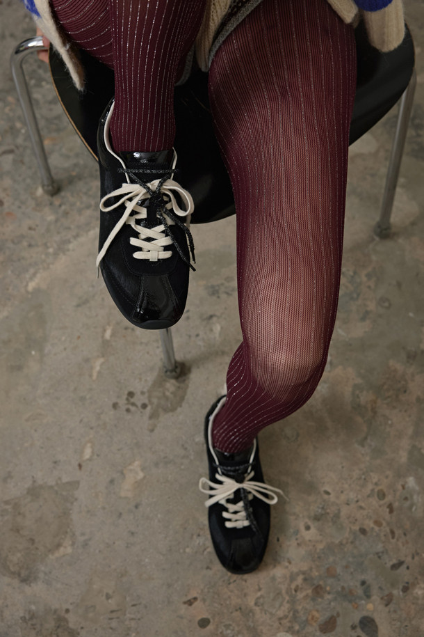 세련된 블랙 컬러의 'Trendy 스니커즈'는 여성 고객을 위한 캐주얼 슈즈입니다. 송치가죽, 소가죽, 양가죽 등 고급스러운 천연 가죽 소재를 사용하여 부드러운 착용감과 뛰어난 내구성을 자랑합니다. 로우 굽과 로우 탑라인 디자인으로 편안함을 강조했으며, 도트 패턴과 신끈, 플라워 스토퍼 장식이 포인트입니다. '플라워 스토퍼' 장식과 신끈 탈부착이 가능한 투웨이 디테일로 개성 있는 스타일을 연출할 수 있으며, 동네 마실룩부터 쇼핑룩까지 폭넓게 활용 가능합니다.
